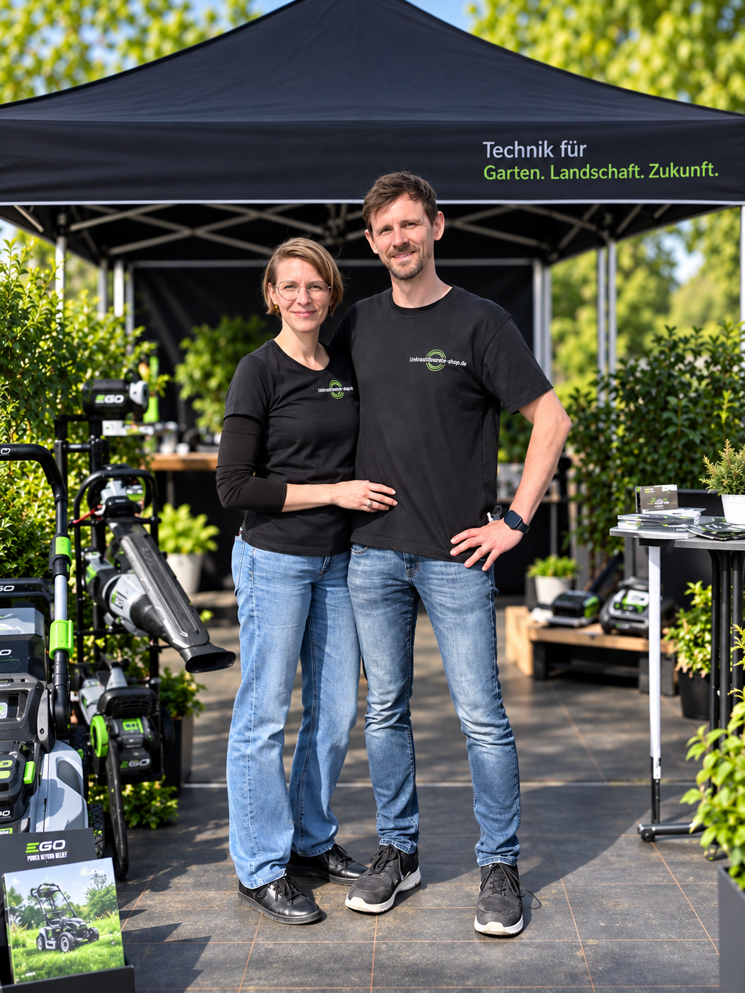 Das Bild zeigt die Inhaber und Geschäftsführer Sophia und Tobias von Unkrautbürste-Shop GbR.